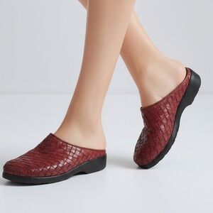 Aborigen Mule Clog Slip-On Shoes Womens Red
Basketweave Comfort Flat size 2 1/2
